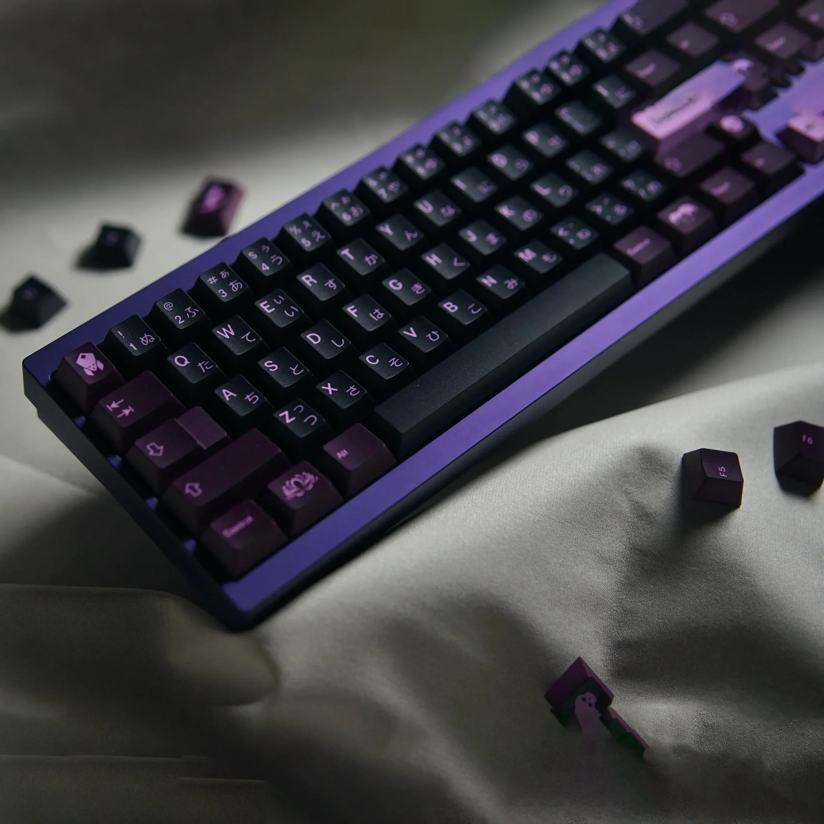 

Black and purple Pbt original keycaps are sublimated and customized, and a full set of personalized small ones.