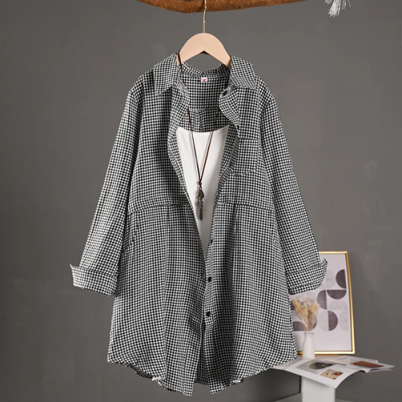 Modna i elegancka koszula damska z wzorem w kratkę i efektem wyszczuplającym, idealna na wiosnę i lato