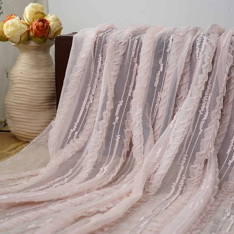 �y�Z�[�����z�t�����X�̃��}���`�b�N�ȃX�^�C���� 3D �X�g���C�v�h�J�V�t�H�����n���[�X�g�����u���E�X�E�F�f�B���O�h���X�f�ރ��[�g���P�ʂŃf�U�C�i�[���n