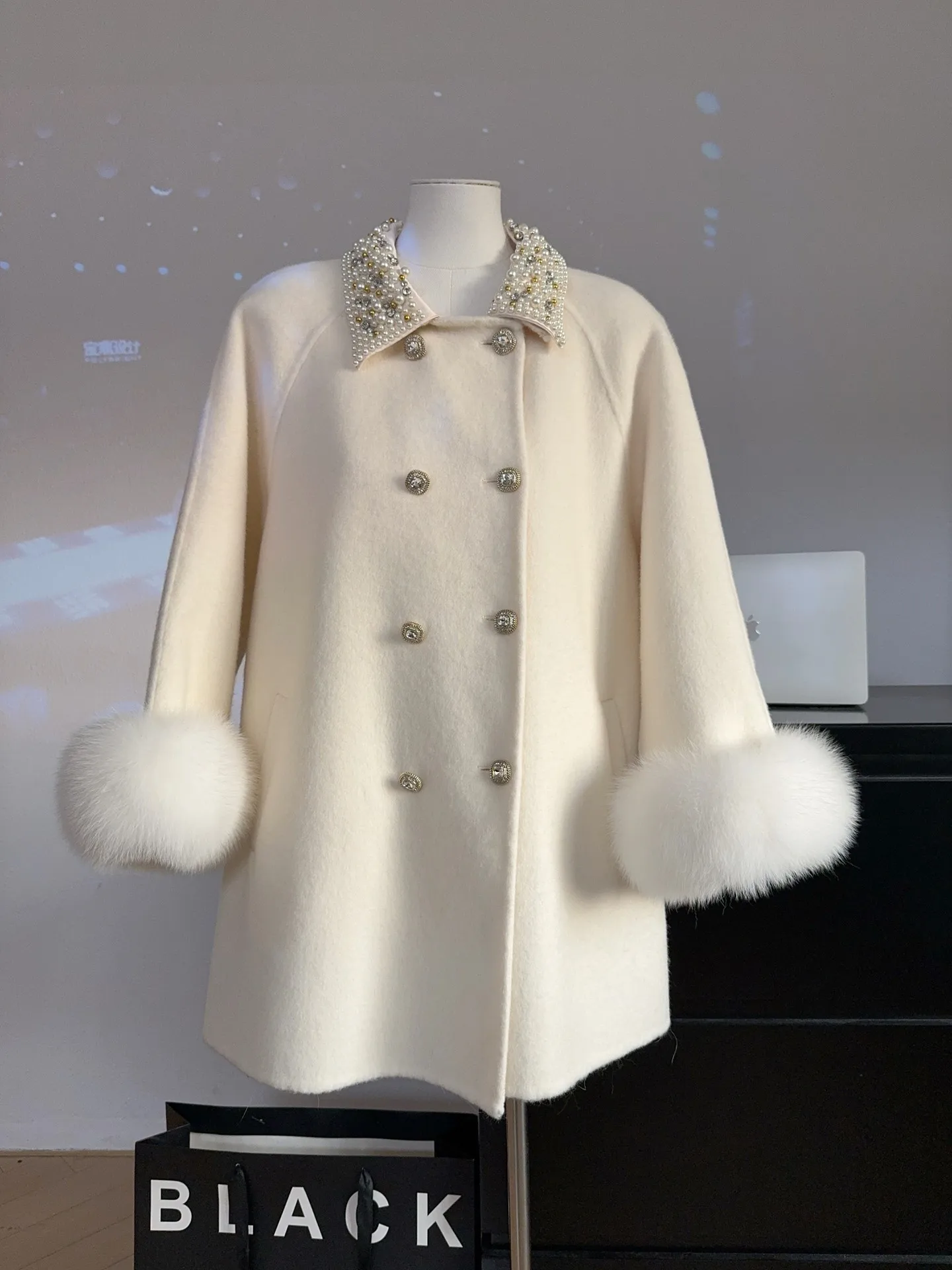 سترة نسائية من الصوف ذات ياقة خرز من الصناعة الثقيلة من Rose Theatre 2025 قابلة للإزالة وأكمام من فرو الثعلب مزدوجة الجوانب