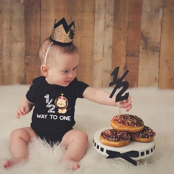 ชุดหมีแขนสั้นพิมพ์ลาย1/2แบบวัน & ลายสิงโตสำหรับทารกเด็กผู้ชายชุดหมีแขนสั้นสำหรับวันเกิดเสื้อผ้าเด็กอ่อนงานปาร์ตี้วันเกิด