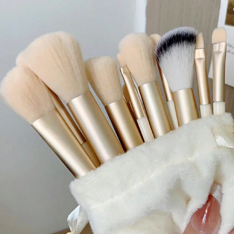 Ensemble de pinceaux de maquillage 13 pièces pour débutants, sac de rangement en velours avec cordon de serrage, utilisation portable en voyage pour poudre, fond de teint, fard à paupières, blush