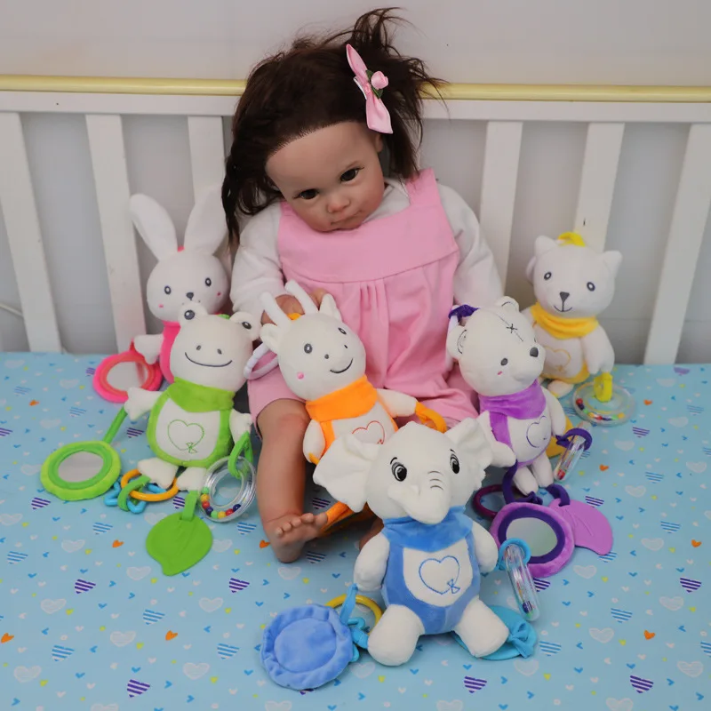 لعبة هزازة بمقبض يدوي على شكل حيوانات محشوة ناعمة مع ميزات حسية متجعدة وصارًا وإكسسوارات سفر للأطفال الصغار