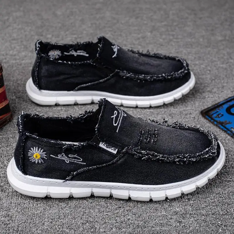 

Women's casual shoes, spring and autumn fashionable embroidered women's shoes, light and soft, flat shoes with free shipping