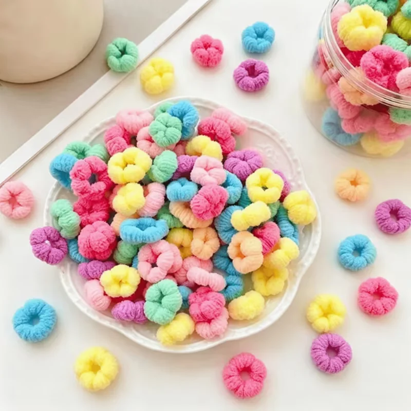 100 Stück Mini-Plüsch-Haargummis, geeignet für Welpen und Kätzchen. Bunte, superweiche und dehnbare Tierhaarschnur – Detail 4