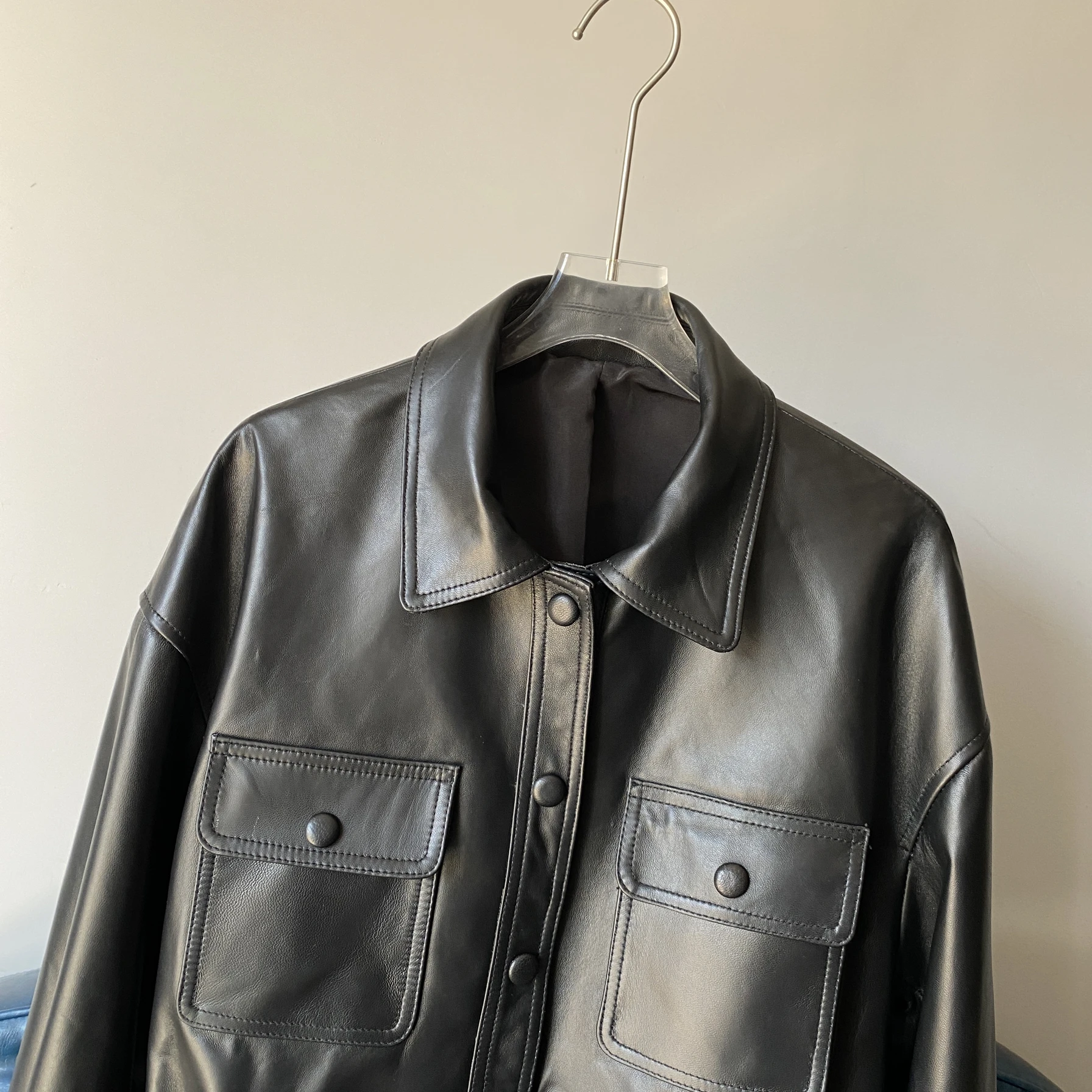 2025年春 レディースファッショナブルな本革シープスキンレザージャケット ウエストシェイプデザイン クールでスリムなコート 小柄な体型向け...