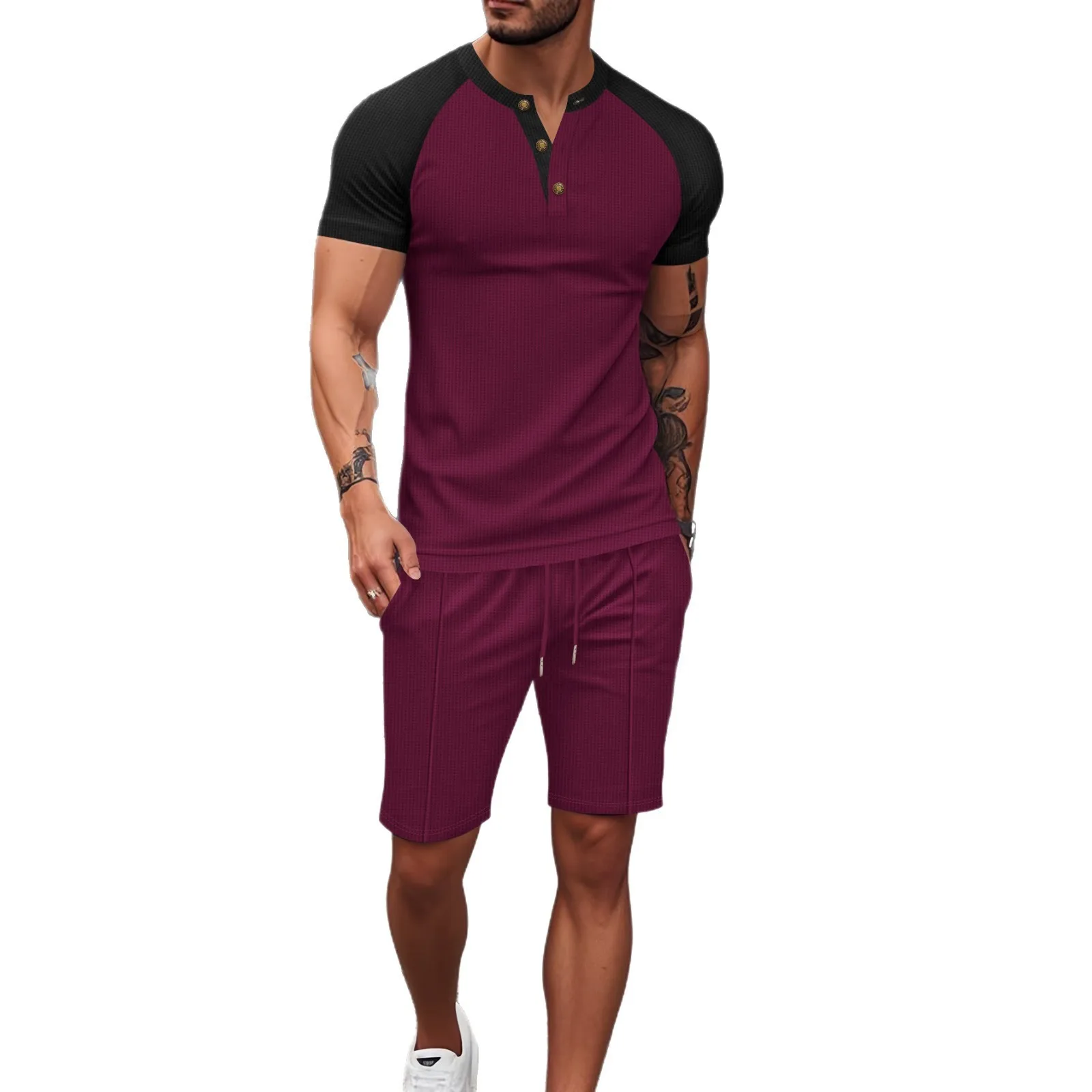 Afbeelding 6: De zomerse casual tweedelige set voor heren met halfgeknoopte T-shirt en korte broek met veters is geschikt voor sportactiviteiten.