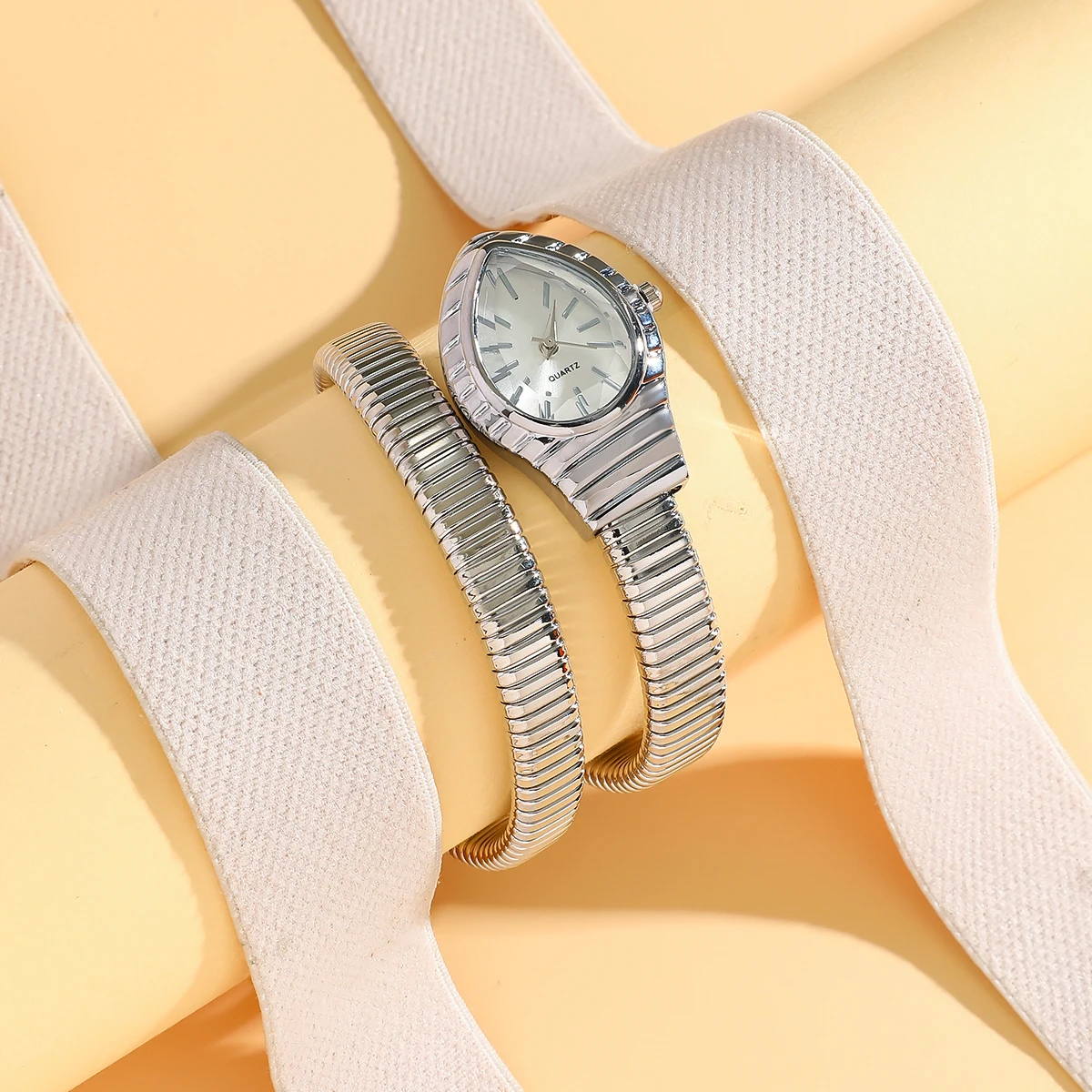 

Элегантные женские часы в форме змеи — полностью серебристый ремешок в виде змеи, кварцевые наручные часы с белым циферблатом в форме капли для женщин, идеально подходят для