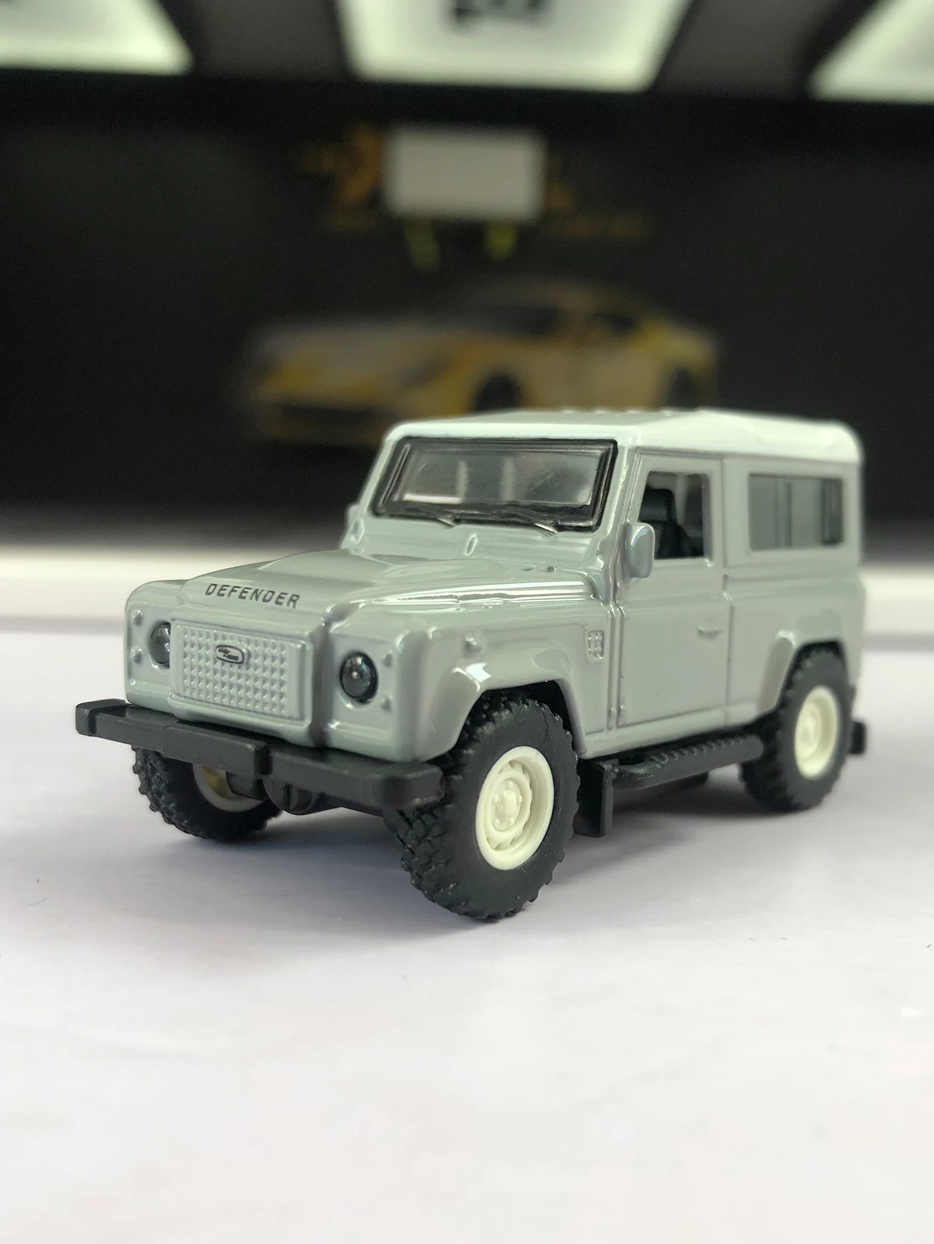 TSC 1:64 Simulation Zinc Alloy Classic Defender Works V8 Islay Edition Model Car, Static Ornament, Metal Collectible Gift Car
