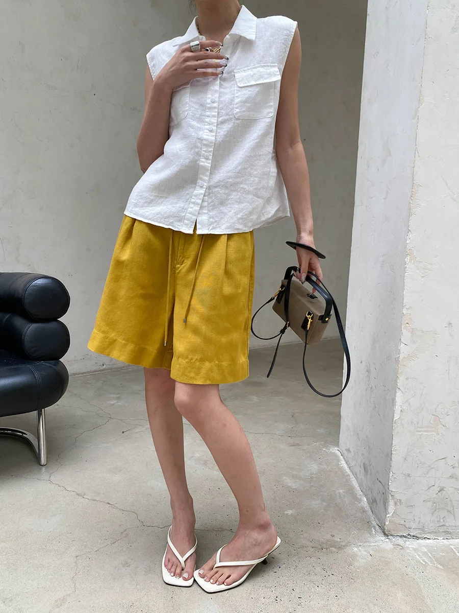 Sommerliche Damen-Weste in einfarbigem Design mit Revers und doppelten Taschen, ärmellos. – Detail 22