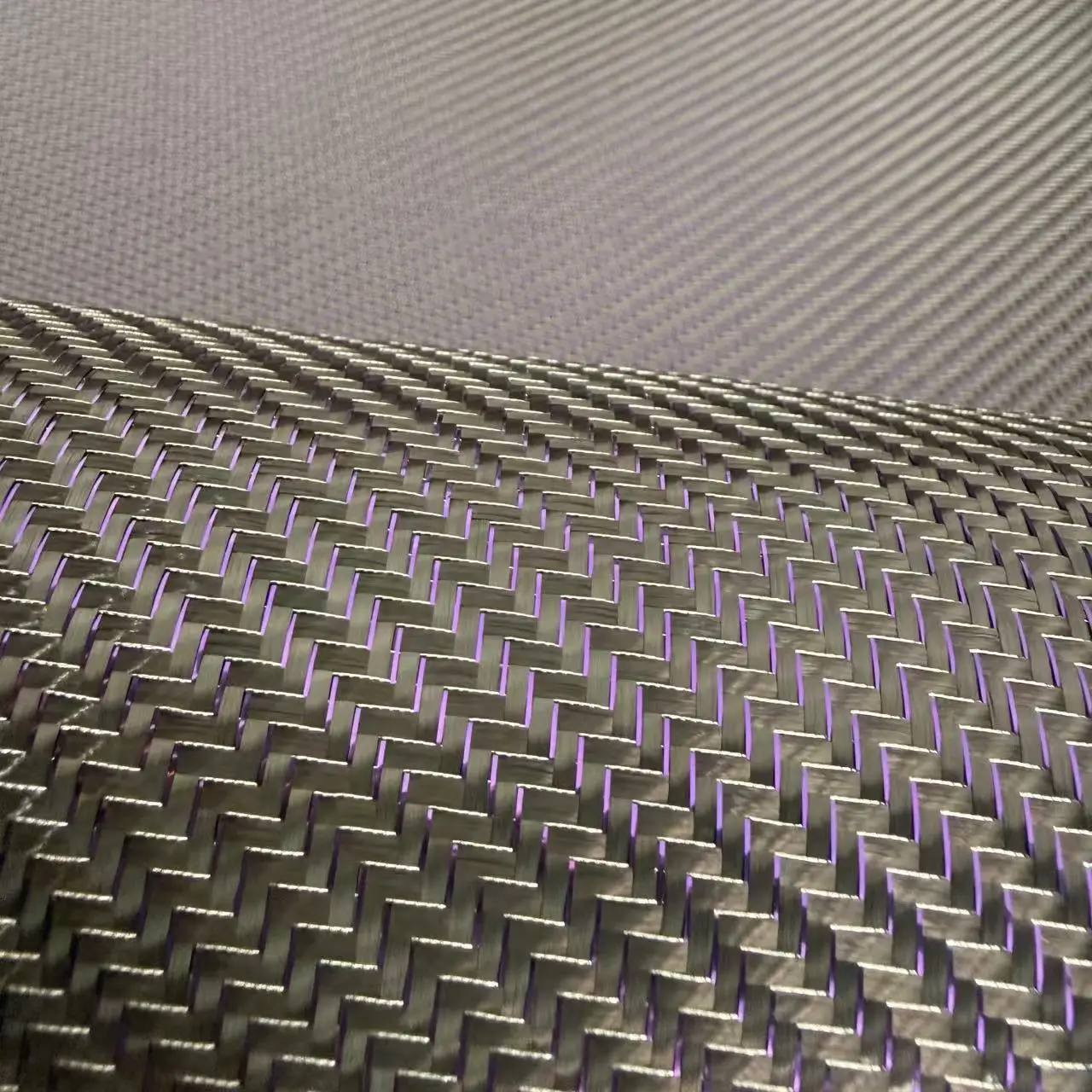 3k 200g 2x2 Twill Plain Echt-Carbonfaser und Metallfaser-Mischgewebe, kleine Musterrolle in Rot, Blau, Lila, Grün – Detail 7