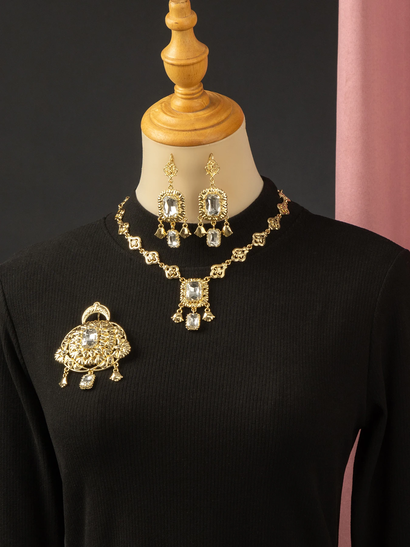 Przepiękna biżuteria ślubna w połączeniu z wykwintnym rzemiosłem, rzeźbionym w stylu marokańskim naszyjnikiem i kolczykami do sukni ślubnej.