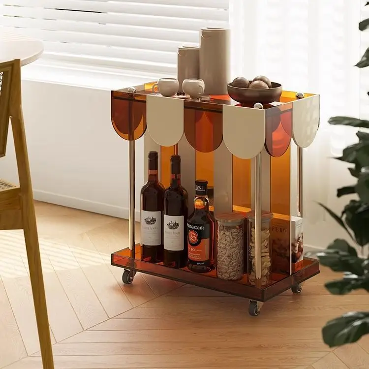 رف عربة متحرك من الأكريليك، جانب أريكة غرفة المعيشة، عدد قليل من خزانة جانبية لتناول الطعام في السيارة، وعدد قليل من طاولات القهوة الصغيرة