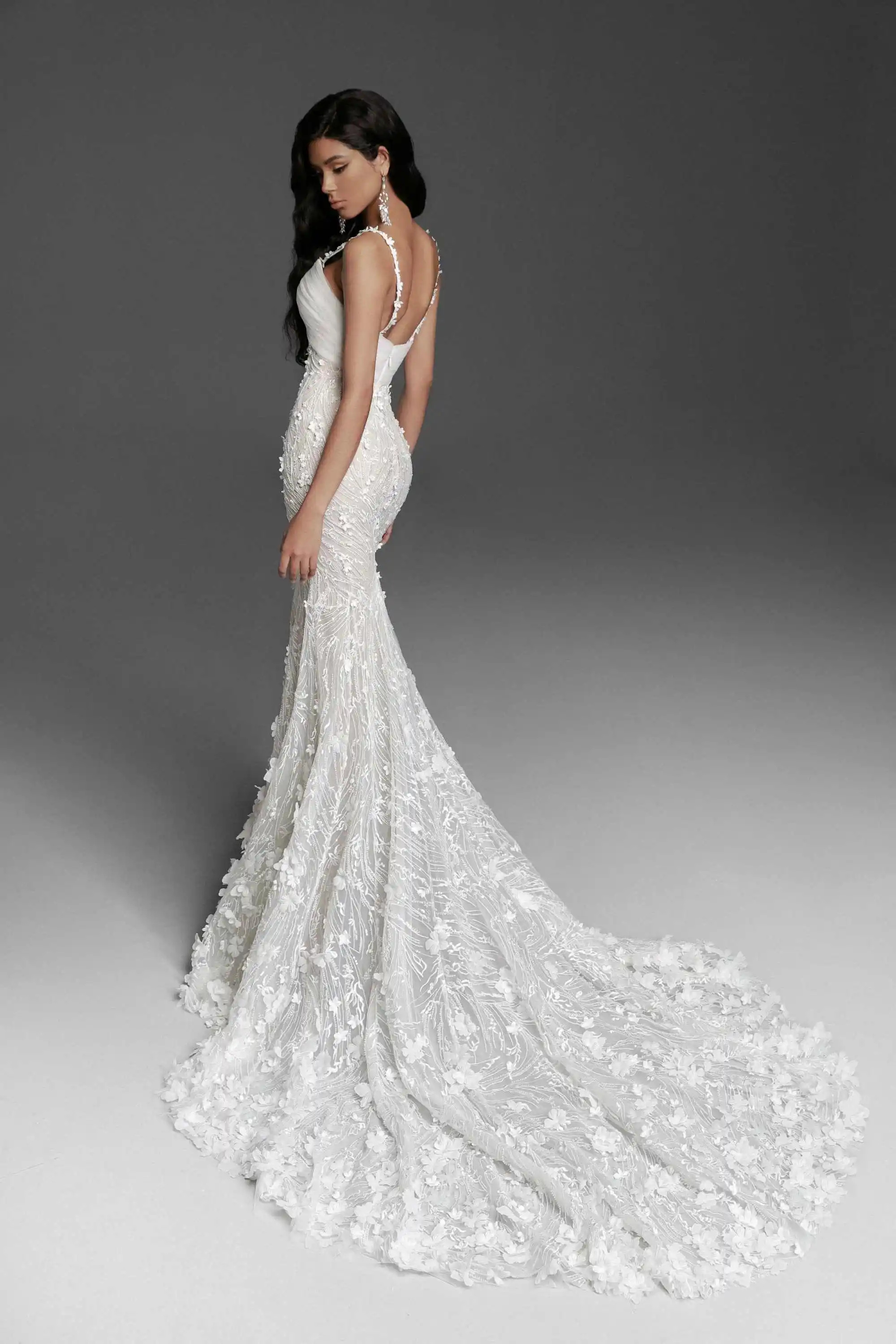 ชุดแต่งงานทรงเมอร์เมดสุดหรู ประดับดอกไม้เต็มตัว ชุดเจ้าสาวยาวกรอมพื้น  สามารถสั่งตัดได้