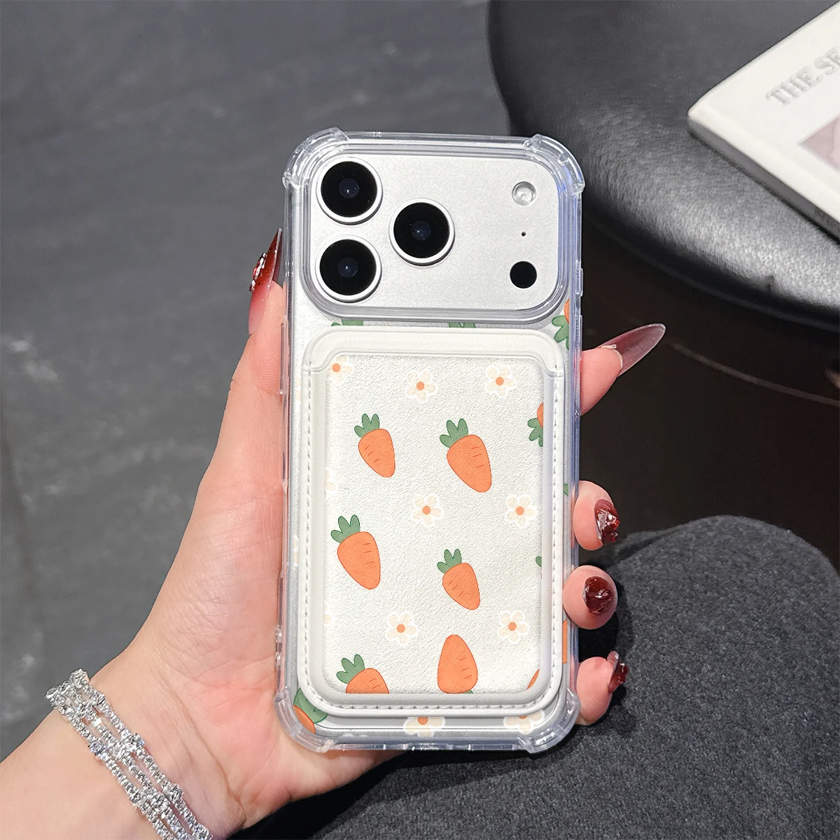 Süße Karotten-Gänseblümchen-Handyhülle für iPhone 17 16 15 14 13 Pro Max Plus mit Brieftaschenfach, transparent, weiches TPU für magnetische Handyhüllen