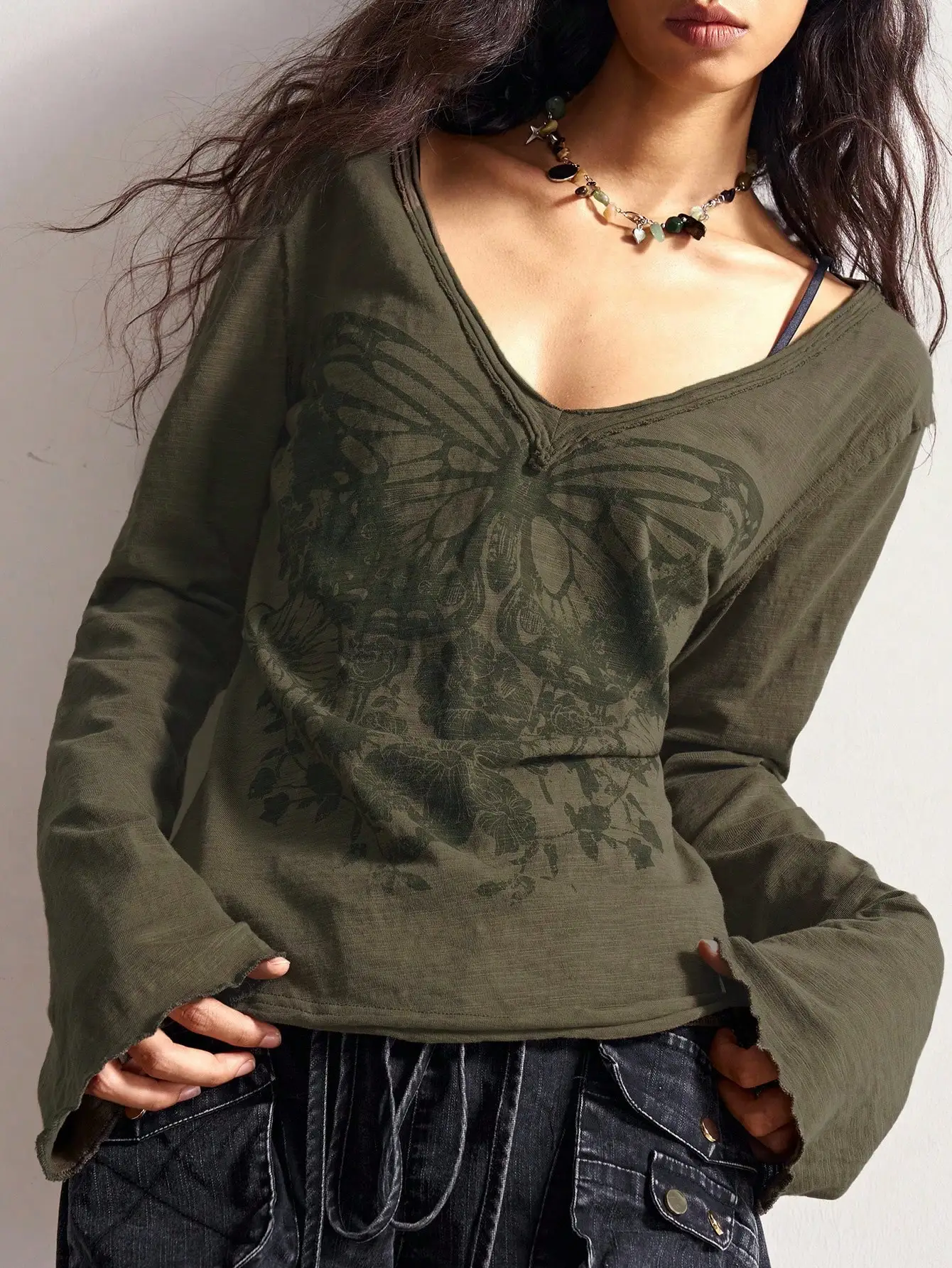 

Женский трикотажный топ оливкового цвета с V-образным вырезом, длинными рукавами и принтом бабочек, повседневный стиль