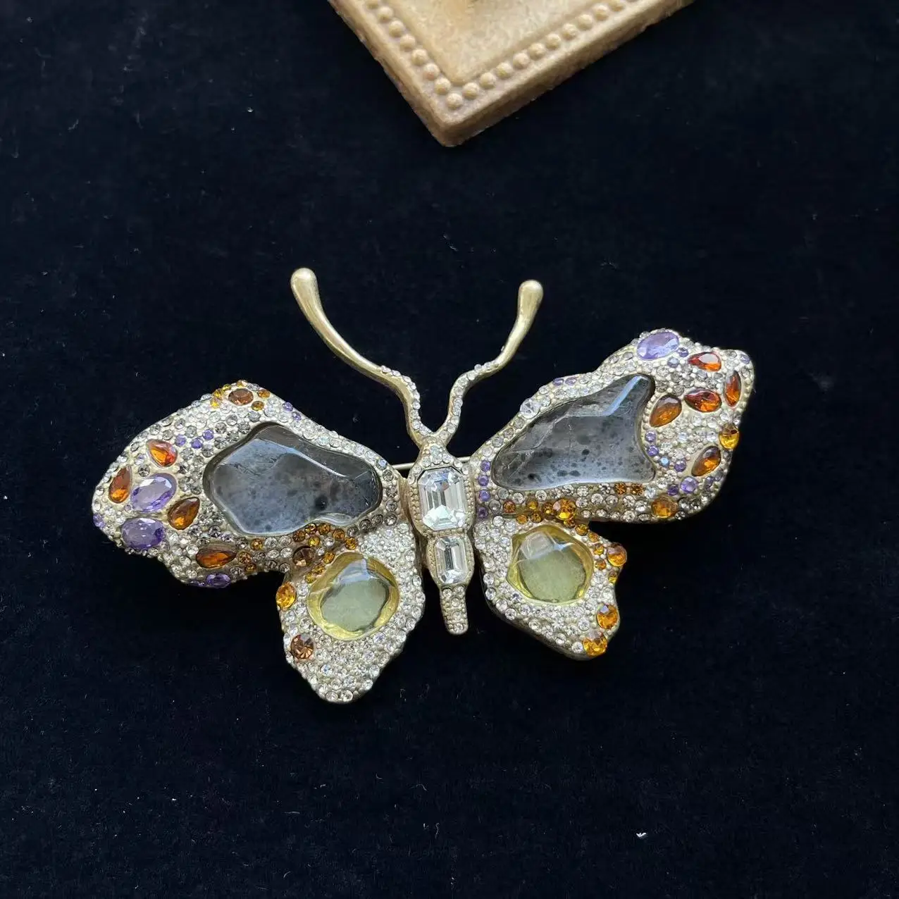 vintage-style-butterfly-brooch-unique-and-trendy-natural-stone-set-brass-pin-for-women's-outerwear-accessories
