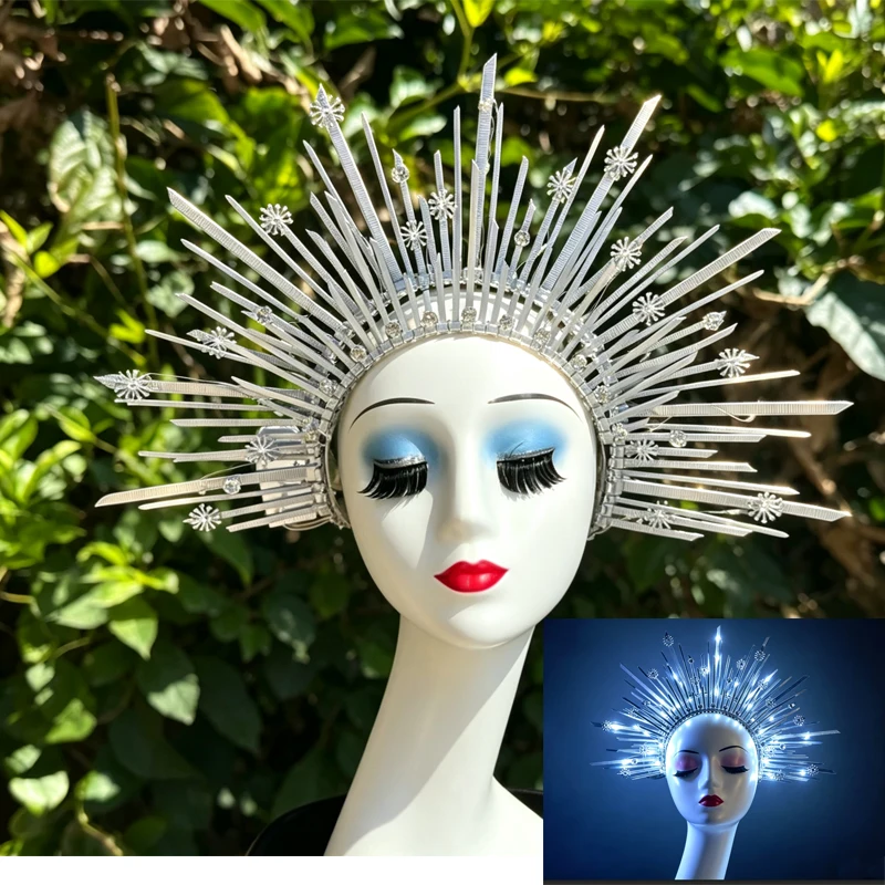 輝くledサンバースト・ヘイロー・ヘッドバンド。ラインストーンとクリスタルの雪の結晶モチーフが施され、太陽光を浴びたような輝きを放ちます。ウェディングフォト撮影や夜のパーティー、おしゃれな装いに最適です。