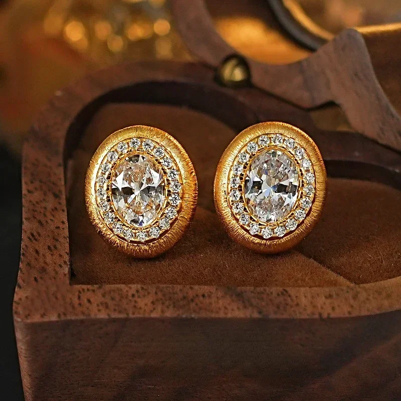 

Металлические матовые серьги-гвоздики из серебра 925 пробы инкрустированы высокоуглеродистыми бриллиантами, универсальные и стильные, простые и атмосферные для женщин