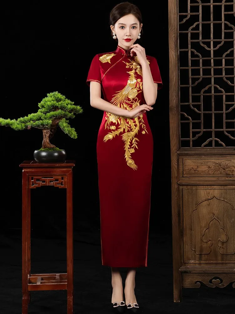 The new embroidered wedding cheongsam for Grandma Xi is elegant and form-fitting dress Mom