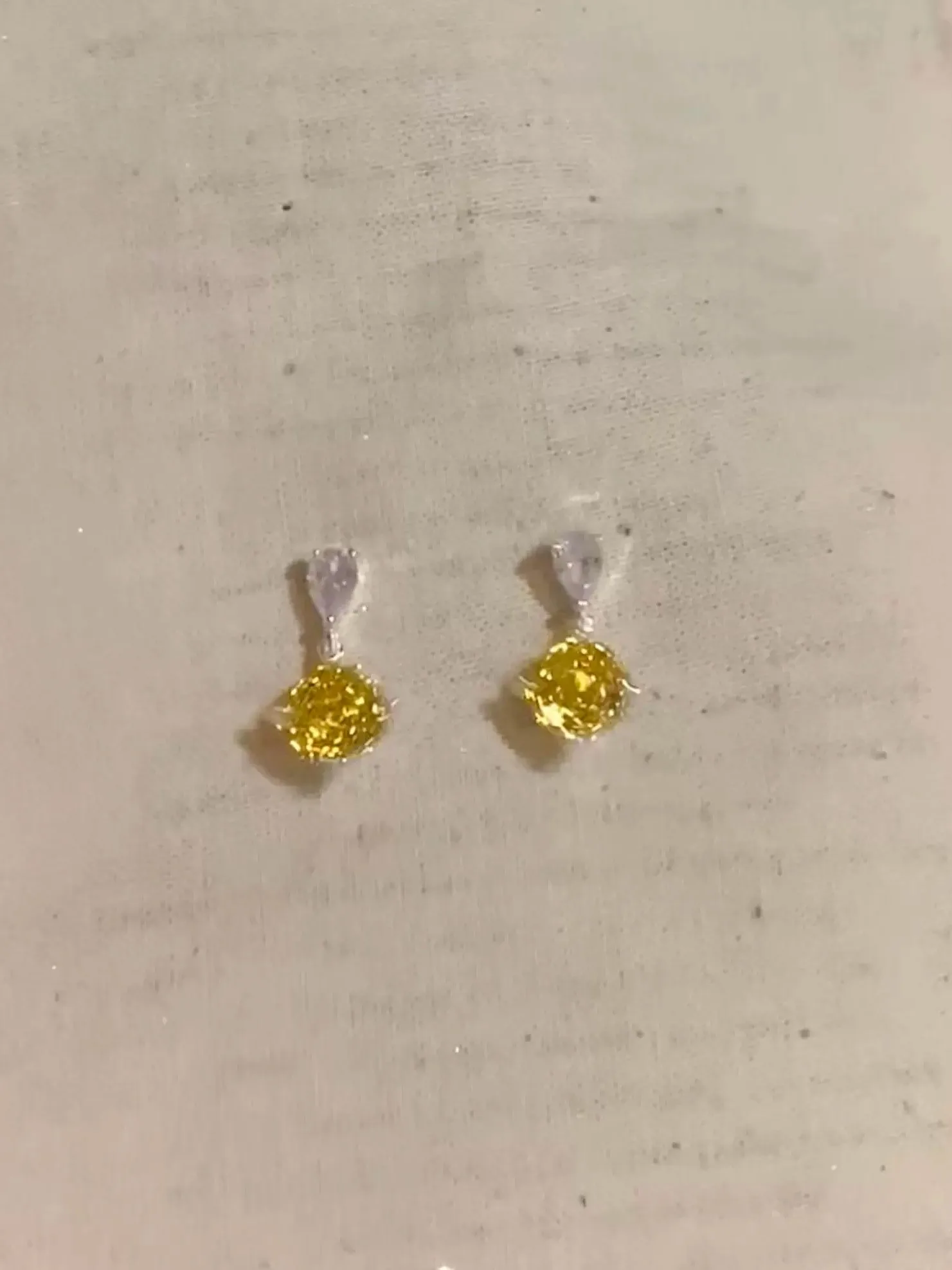 brincos-elegantes-de-diamante-amarelo-joia-feminina-versatil-para-o-dia-a-dia-e-ocasioes-especiais-–-presente-ideal