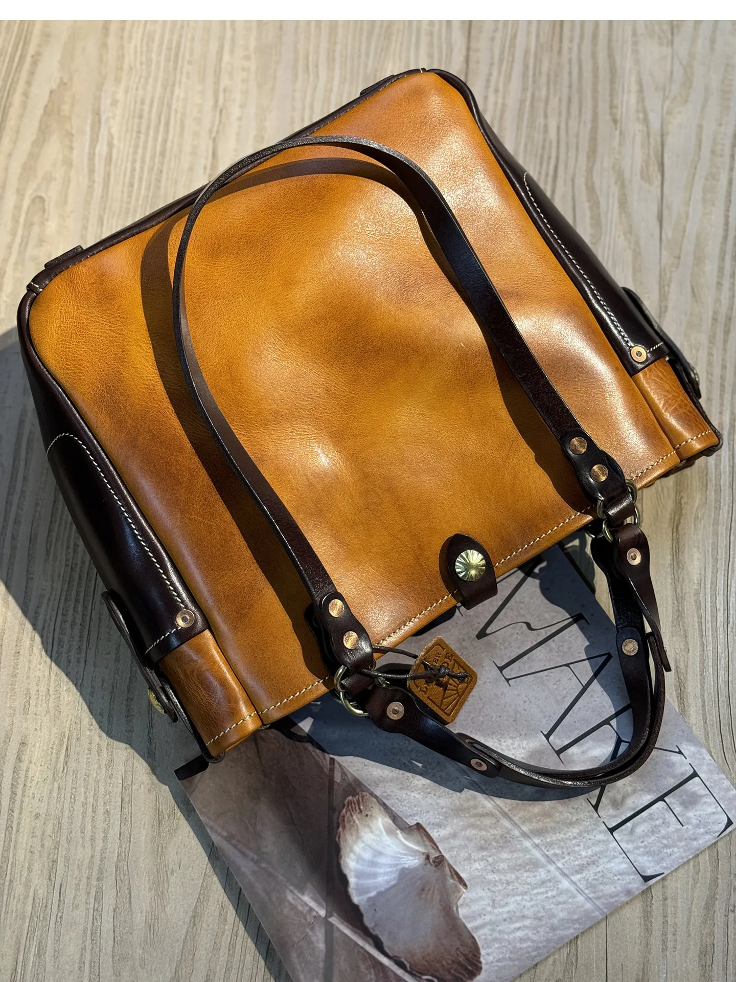 Vintage Designer Handgefertigte Arbeits-Tragetasche aus pflanzlich gegerbtem Rindsleder für Herren, Business Casual Luxus Naturleder Handtasche – Detail 11