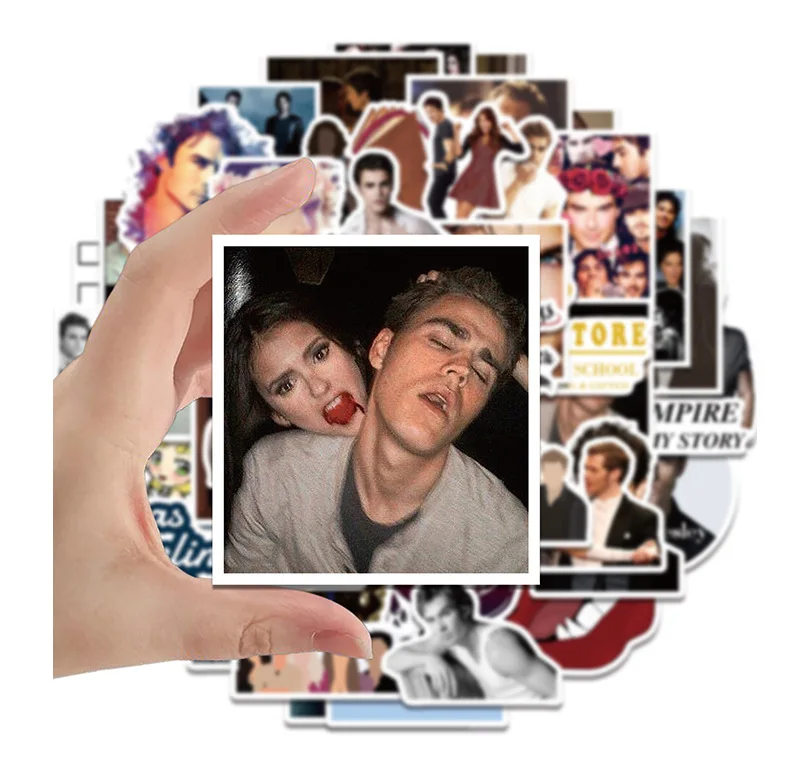 50 قطعة المسلسل التلفزيوني الأمريكي الشعبي يوميات مصاص الدماء الكتابة على الجدران ملصقات الأمتعة أجهزة الكمبيوتر المحمولة القيثارات دفتر ملصقات مقاومة للماء