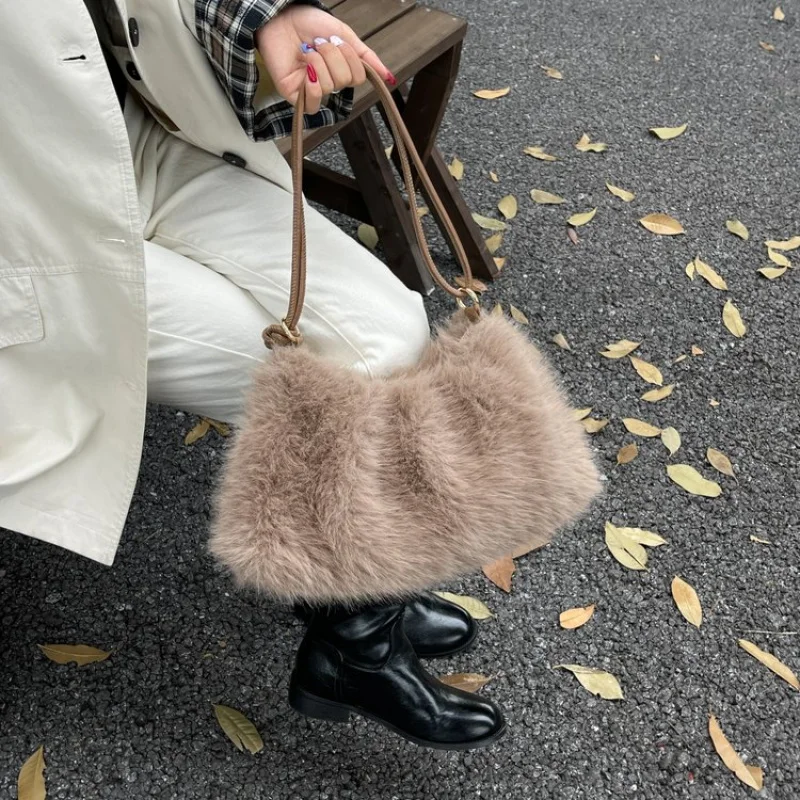 

Women's Fashionable Tote Bag Made Of Fine Leather Featuring Textured Surface And Spacious Interior For Office Work Days​