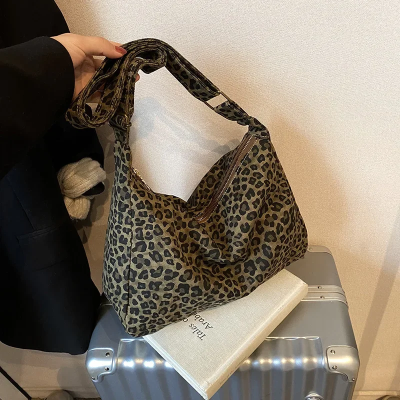 

Leopard print large-capacity portable shoulder bag commuter messenger bag