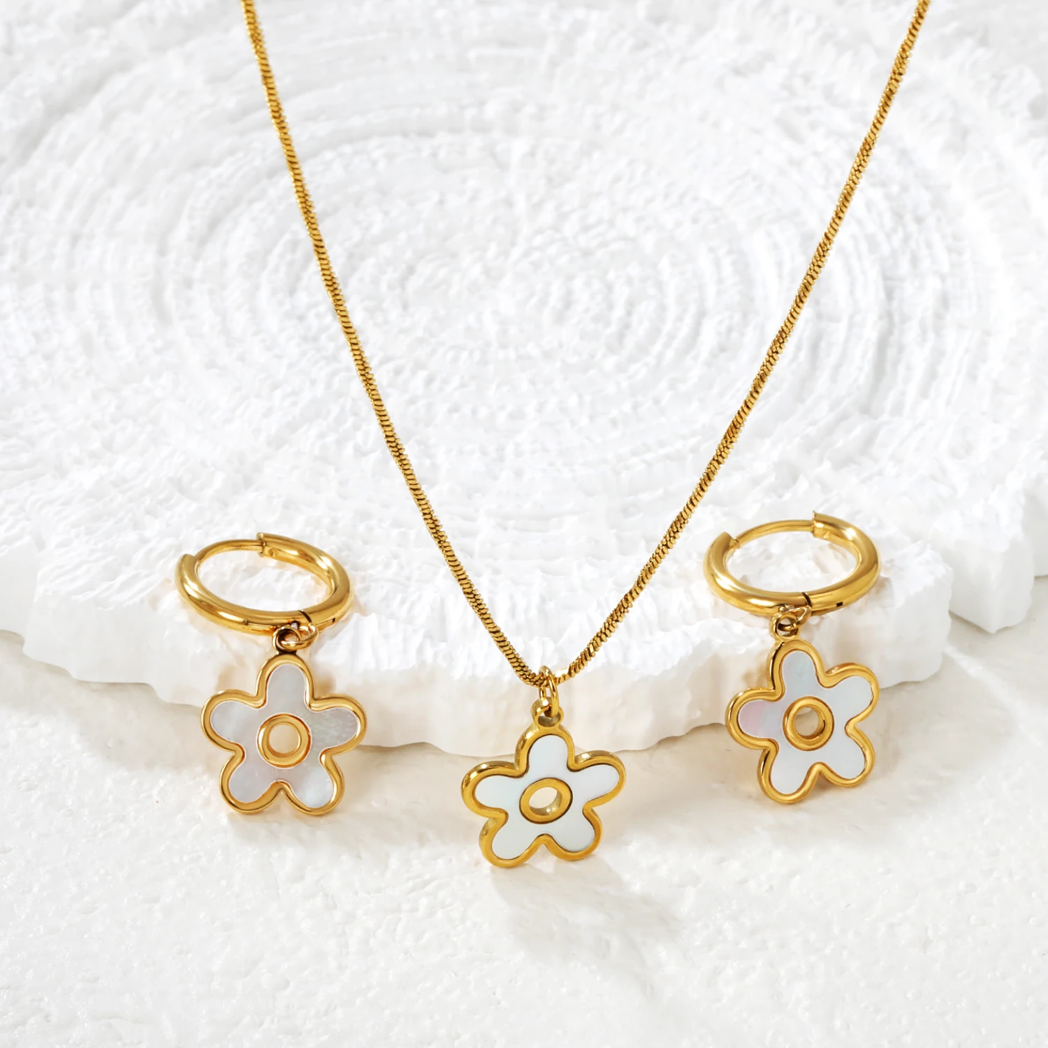 

LUXUKISSKIDS Cute Fashion Petal Flower Jewelry Set Bohemia Woman Elegant 2piece Necklace Earrings Sets White Shell Accessories