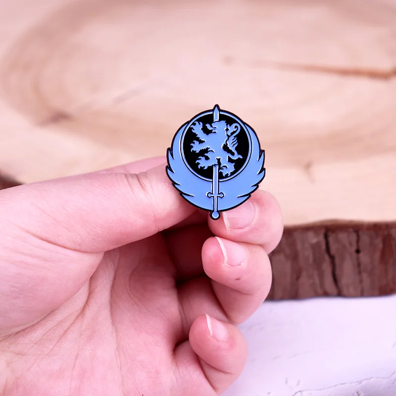 دبوس مينا كبرياء ليون ، شارة شعار لعبة floout ، مجوهرات ألعاب آر بي جي ، هدية Geek Nerdy #4