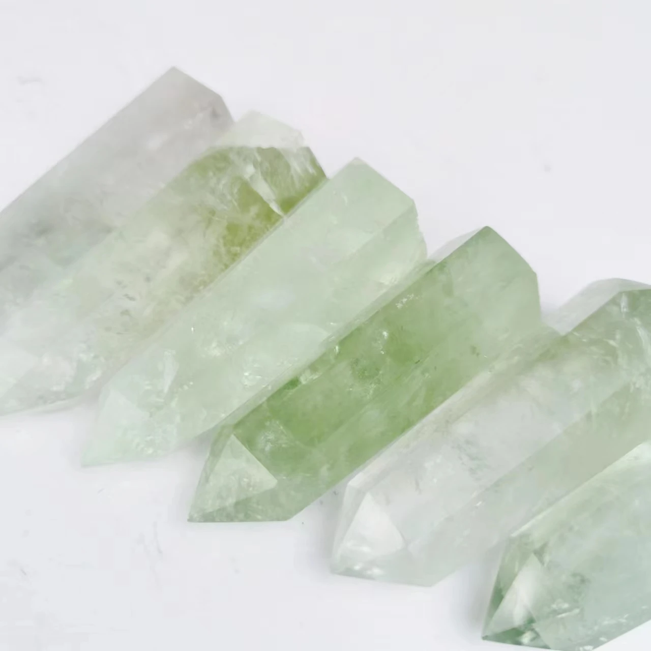 หินควอตซ์ธรรมชาติจุดหินรักษาคริสตัลสีเขียว