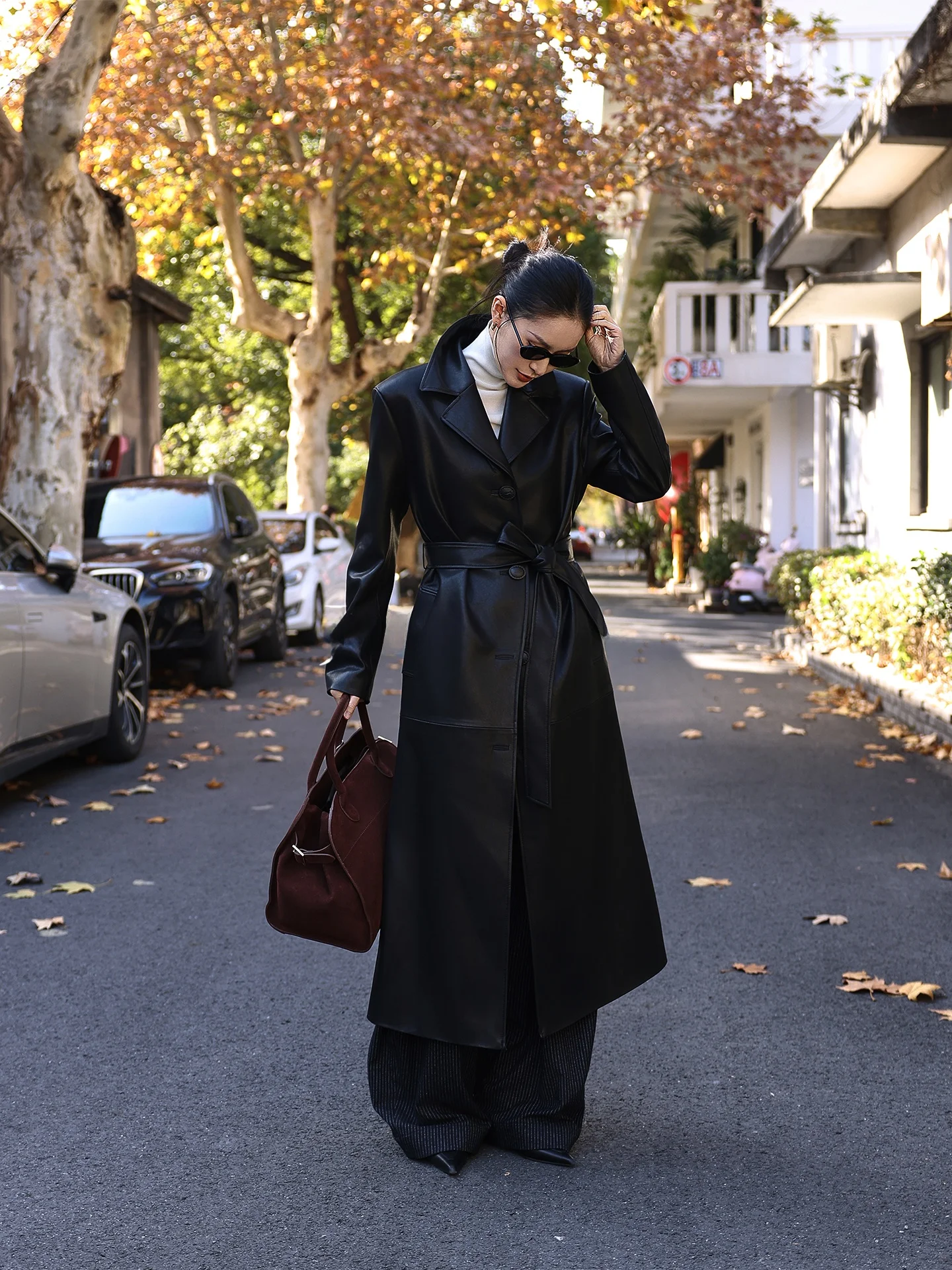 Casaco Longo de Couro PU Preto com Cinto, Gola de Terno, Corta-Vento, Jaqueta Casual com Design de Cintura Ajustável, Modelo Fino