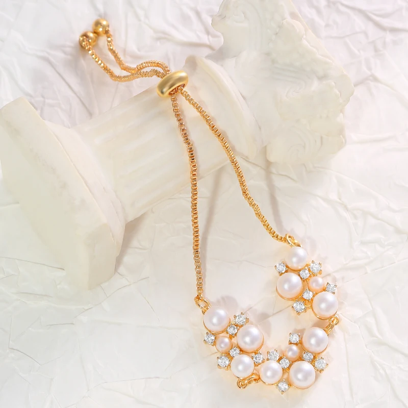 A high-quality handchain featuring water droplets and imitation pearls, suitable for all occasions and easy to pair.
