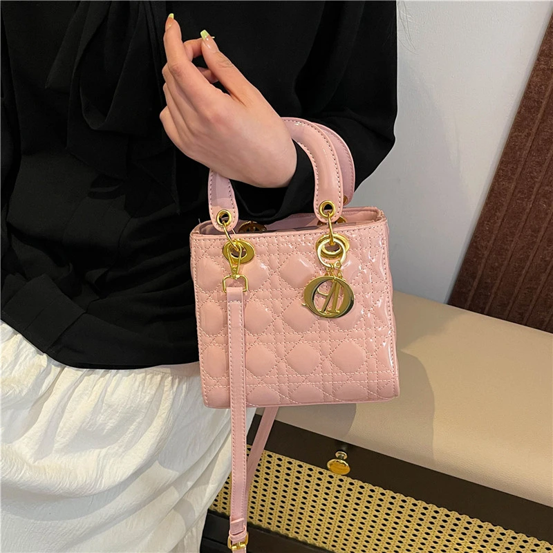 

Elegant Women's Leather Crossbody Fashion Handbag Luxury Designer Shoulder Tote Bag Classic For Everyday Look