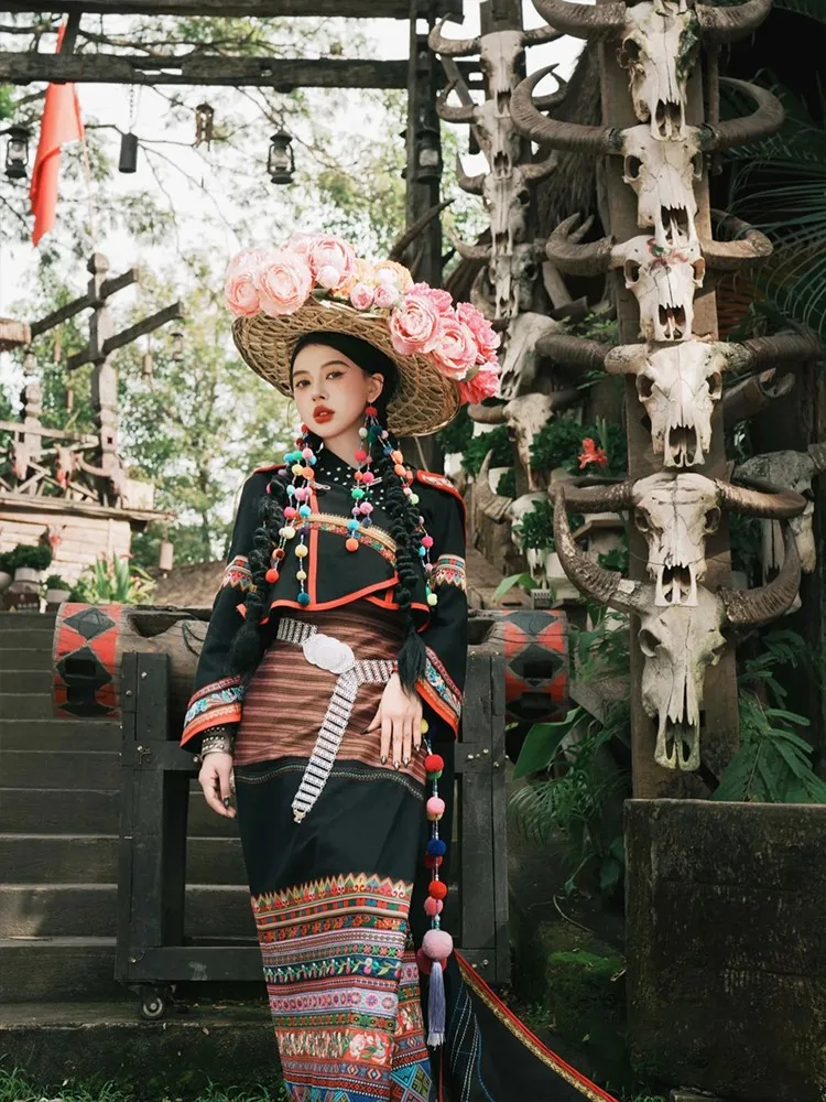 여행 사진 촬영을 위한 꽃무늬가 새겨진 꼬리가 달린 이국적인 의상