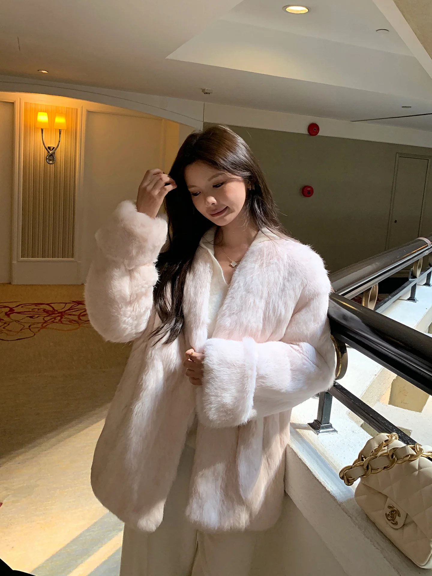 

Утепленное пальто из кроличьего меха розового цвета: теплое, молодежное, женское, с V-образным вырезом, длинными рукавами, несъемным дизайном