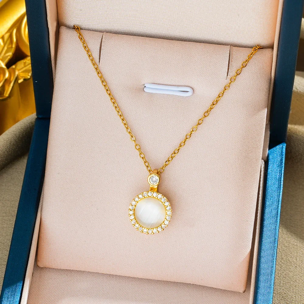 

The cat's eye stone flower necklace features a niche design and a fresh, rotating collarbone chain