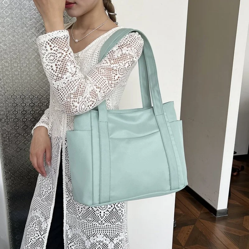 

Атласная и изящная новинка 2025 года, женская роскошная брендовая кожаная сумка известного дизайнера, классическая популярная повседневная сумка ​