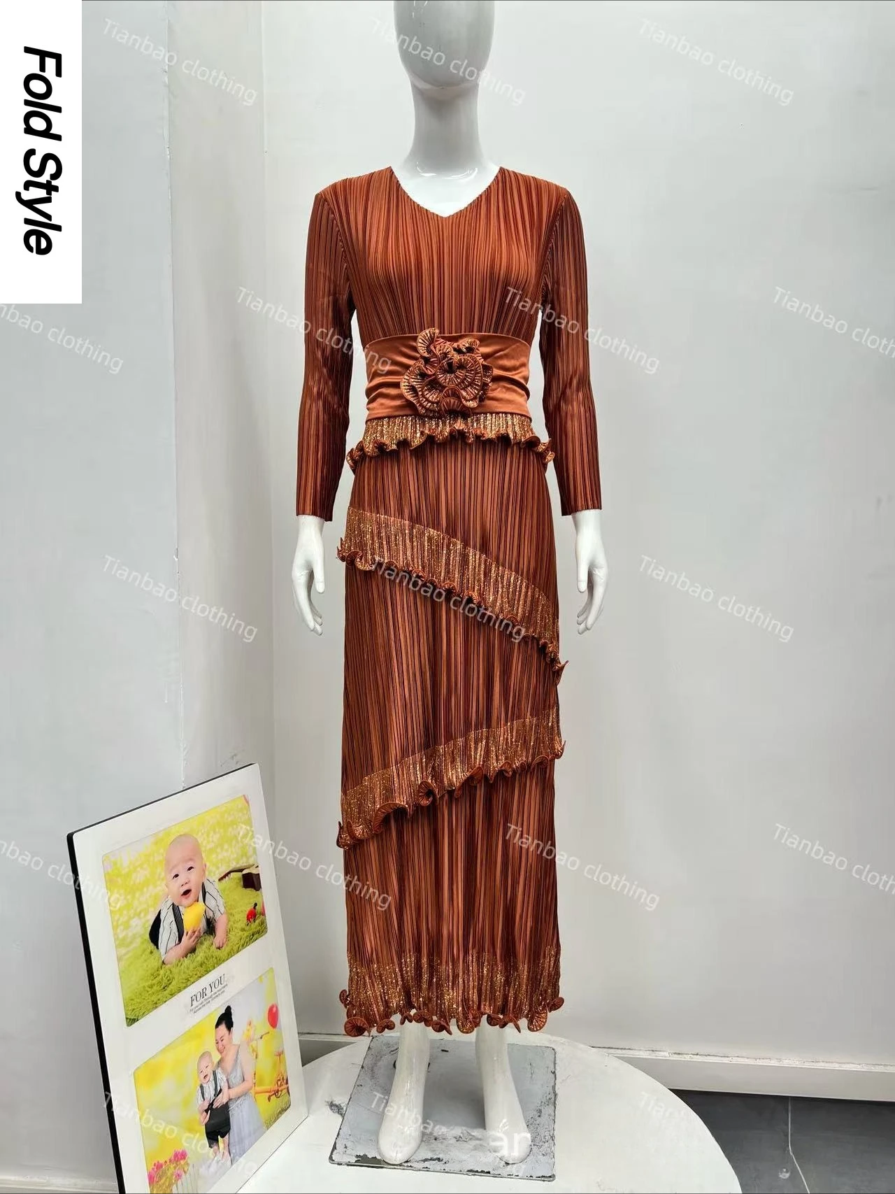 

Miyake Pleated Loose V-neck Bronzing Dress 2025 Autumn New Dense-edged Lace-up Women's Dress