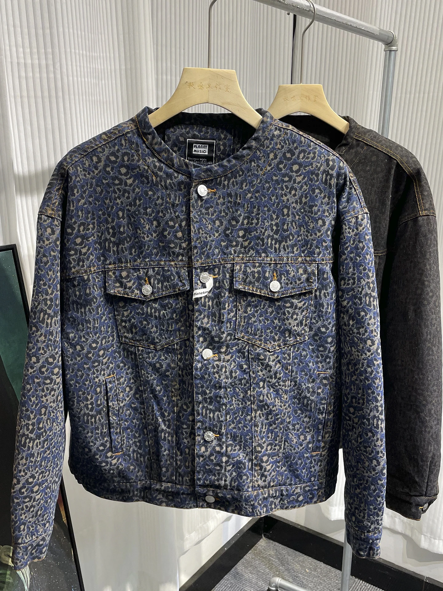 

Retro Leopard Print Denim Jaet Men Loose Collar American Sle Outerwear Cool Casual Workwear Layering Top Cotton Polyester...