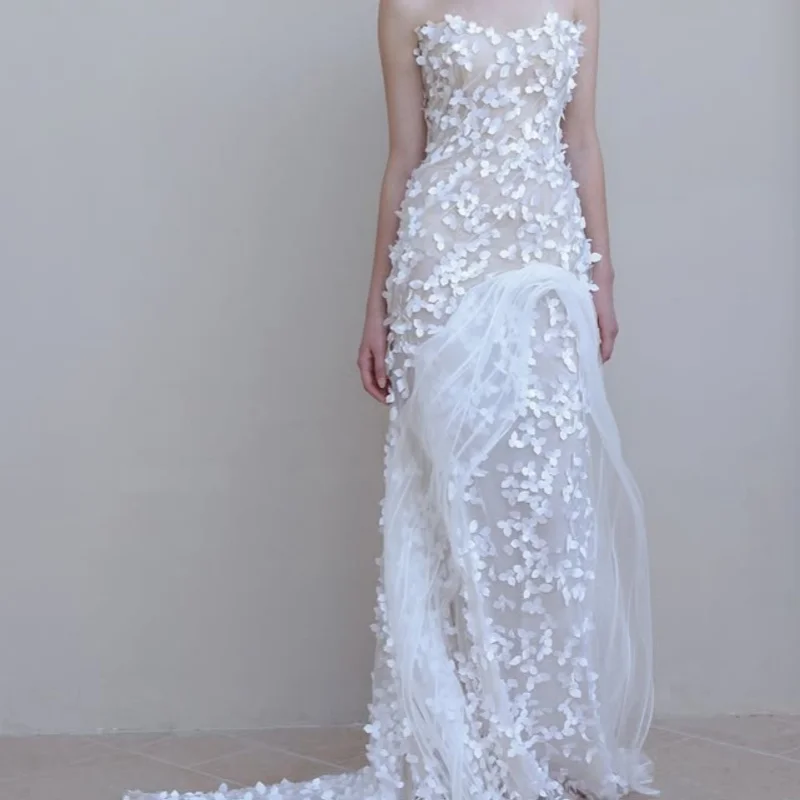 ontwerp gevoel witte trouwjurken mouwloze sticker off-shoulder 3D bloem bruidsjurken meerlaags op maat gemaakt