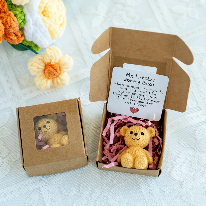 Mini-Teddybär in Box: Ein Mini-Teddybär-Ornament aus Kunststoff, Party-Geschenk in Box