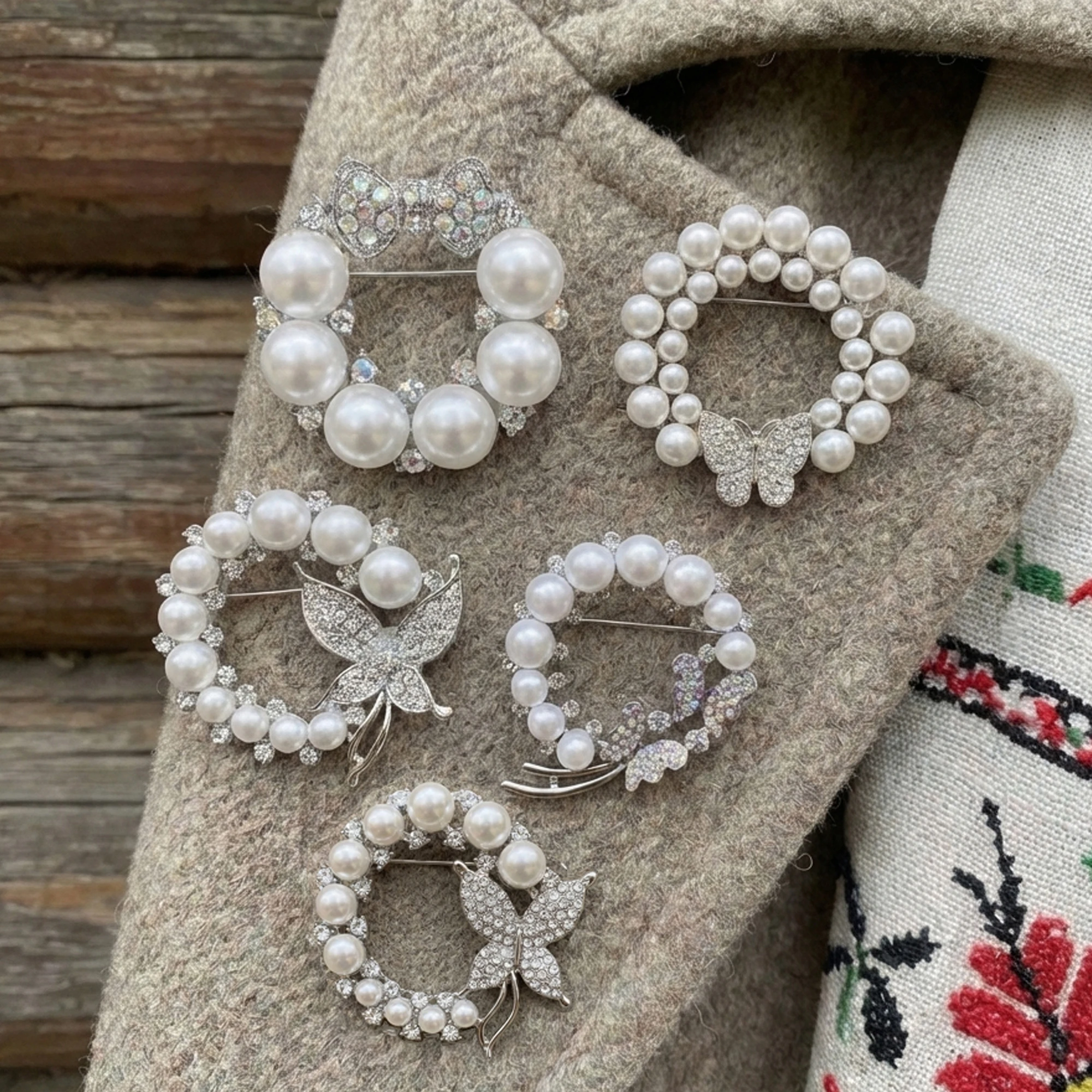 

Stylish Pearl Accessories Brooches for Women Creative Rhinestones Flower Pins Office Party Friend New Gifts Jewelry