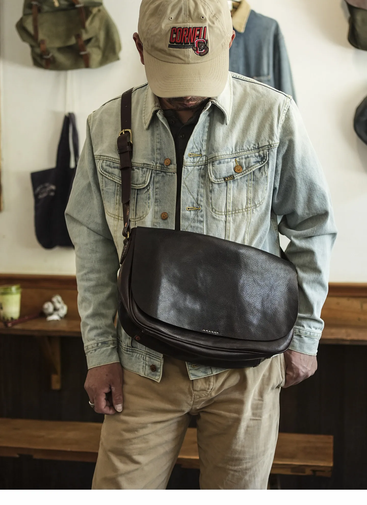 Einfache Vintage-Umhängetasche aus handgefertigtem Rindsleder der ersten Schicht für Herren, modische, lässige Reisetasche aus luxuriösem Echtleder. – Detail 10