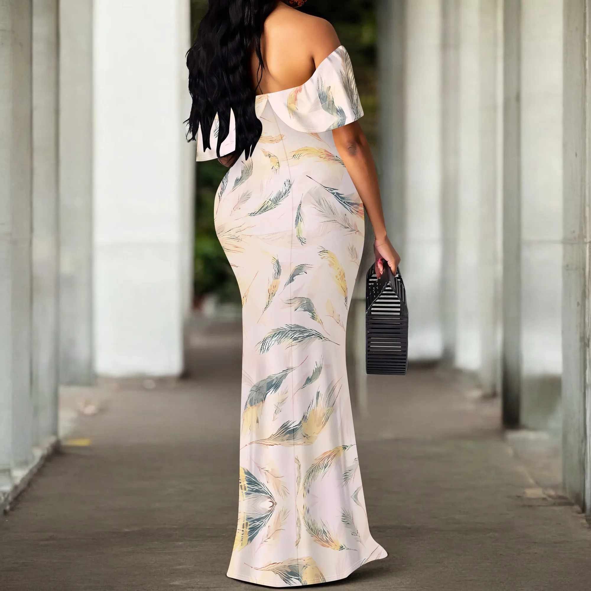 Abito lungo con stampa di piume e spalle scoperte taglie forti Abito da festa aderente elegante per le vacanze estive