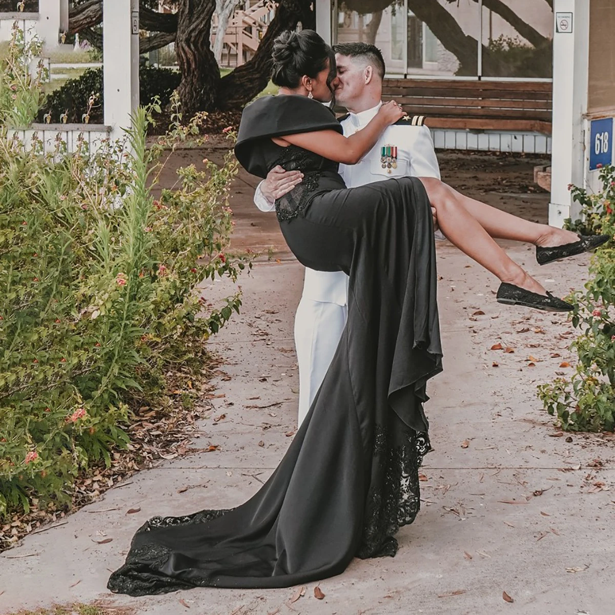 Vestido de novia de satén negro con mangas cortas y abertura alta, apliques de cuentas de sirena personalizados, vestidos de novia con cuello barco sin espalda