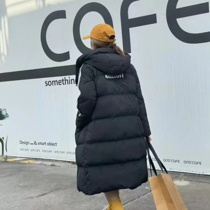 Nuevos abrigos acolchados de invierno para mujer, chaqueta gruesa a prueba de viento con capucha, prendas de vestir exteriores a rayas de retales, abrigos largos deportivos de calle alta