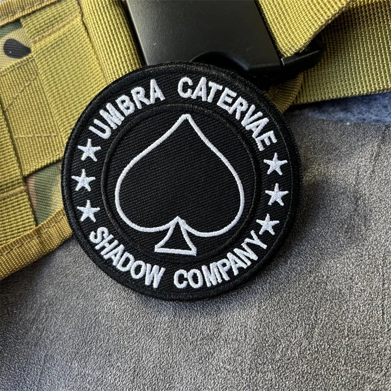 Parche Bordado Militar Chevron de UMBRA CATERVAE-SHADOW COMPANY, Insignia Táctica con Velcro para Ropa, Mochilas y Adhesivos