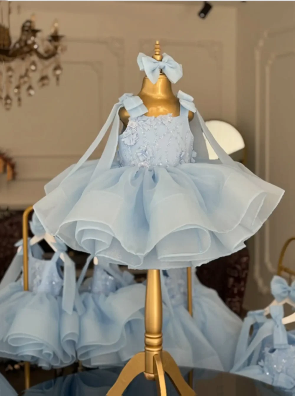 jolie-robe-de-demoiselle-d'honneur-bleu-clair-pour-mariage-avec-appliques-florales-et-paillettes-longueur-aux-genoux-avec-nœud-robe-de-bal-pour-tout-petits-personnalisee